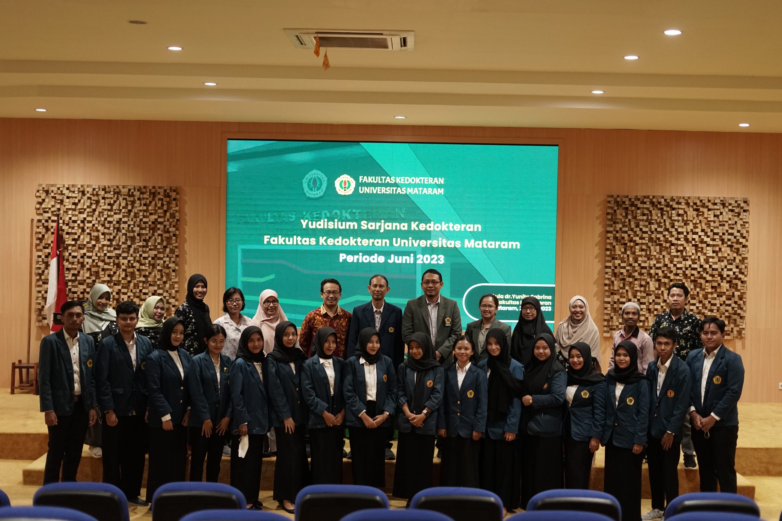 16 Lulusan Fakultas Kedokteran Universitas Mataram Sukses Raih Gelar Sarjana Kedokteran dalam Acara Yudisium