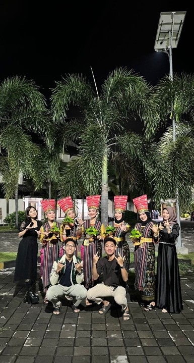 KONTINGEN FAKULTAS KEDOKTERAN DAN ILMU KESEHATAN UNIVERSITAS MATARAM MENOREHKAN PRESTASI DI AJANG KOMPETISI NASIONAL SENI DAN BUDAYA UNIVERSITAS MATARAM
