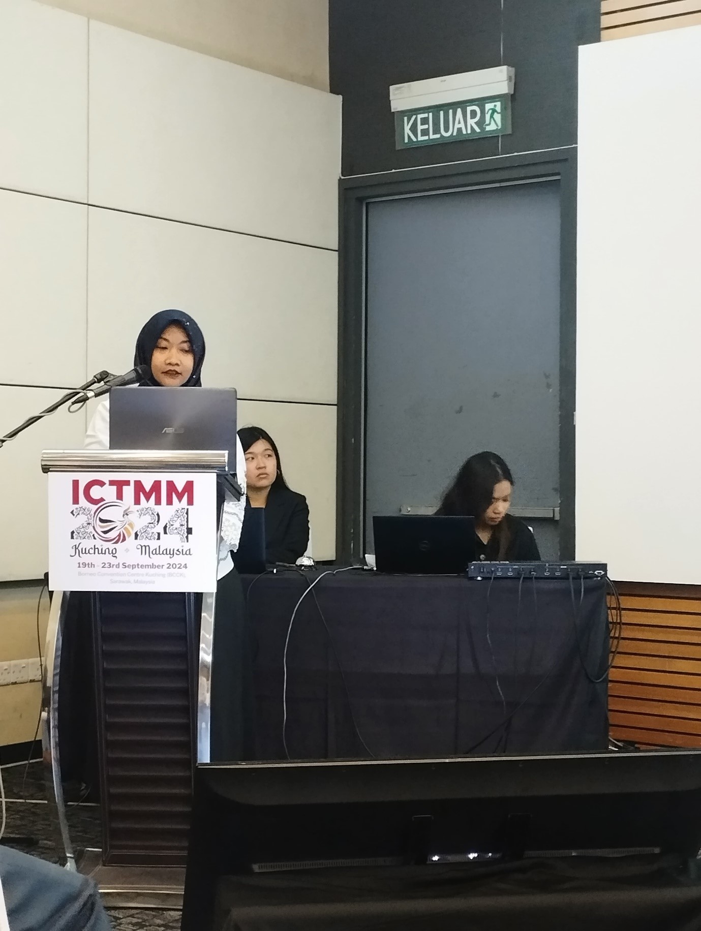 Dosen FKIK Universitas Mataram mempresentasikan hasil penelitian malaria di kongres internasional mengenai kedokteran tropis di Kuching Sarawak