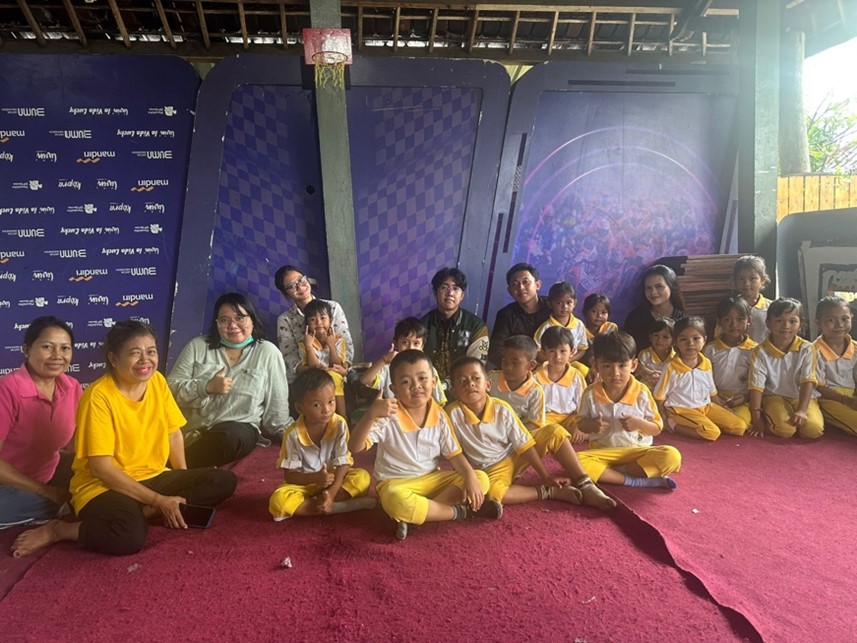 Pengabdian Masyarakat: Pengenalan Langkah – Langkah mencuci tangan yang benar pada Anak– Anak Paud di Kediri Nusa Tenggara Barat.