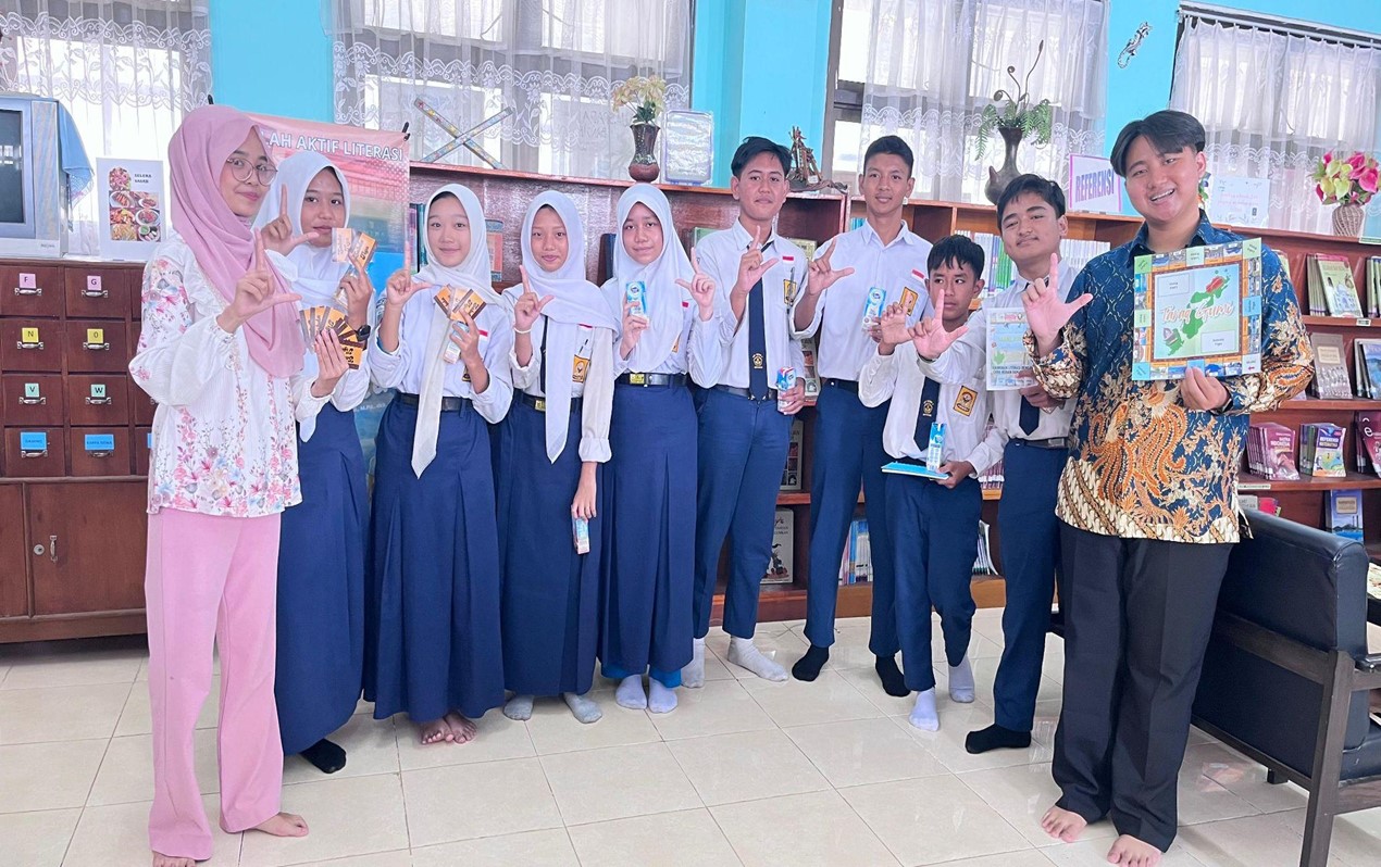 Hafiez dan Meci, Finalis Duta Bahasa NTB 2025, Gaungkan Literasi Lewat Sosialisasi Board Game TARAQ GUMI
